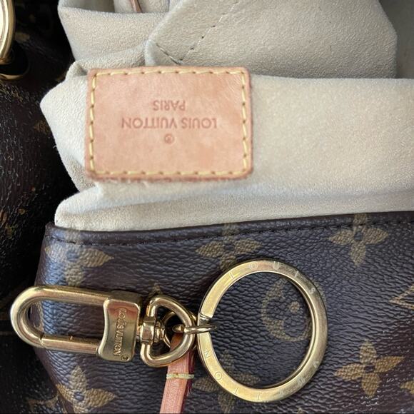 Louis Vuitton Artsy MM Monogram Canvas - Picture 14 of 16